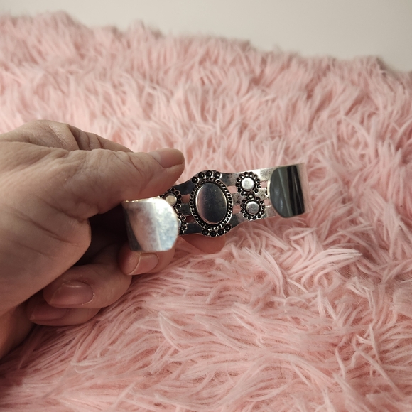 Silvertone cuff bracelet & matching cross earrings set (P4) - Picture 6 of 8